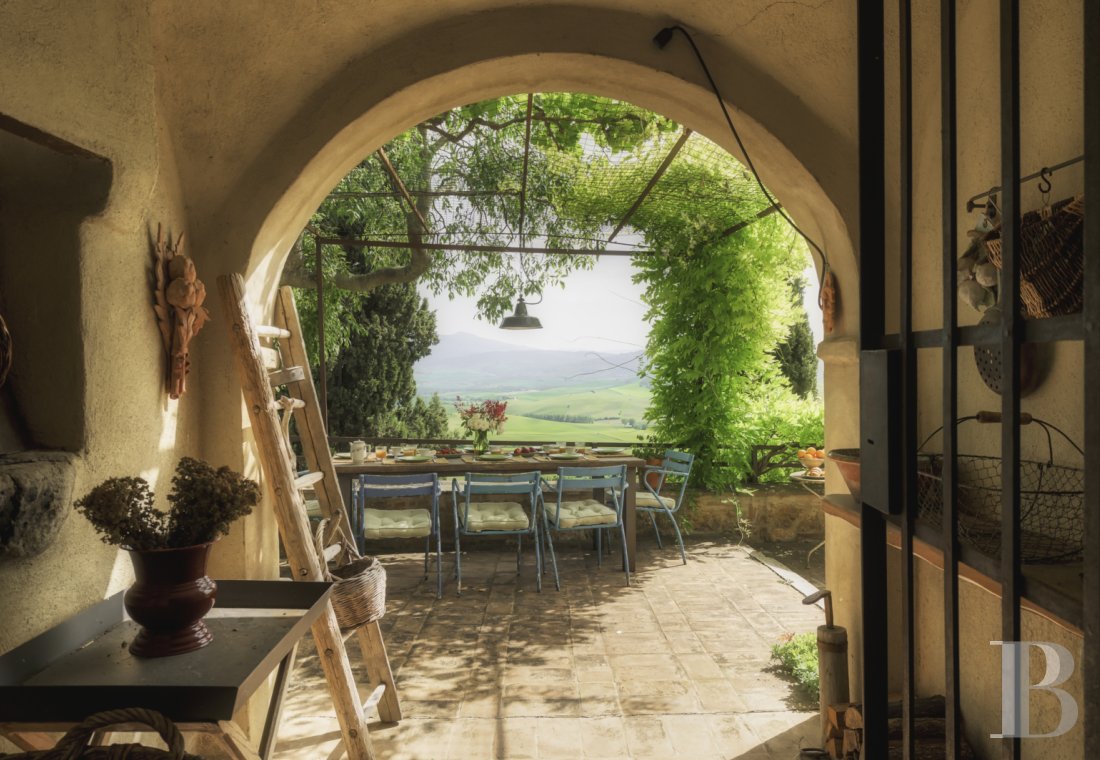 An old olive grove farmhouse restored to its former glory, overlooking the countryside in the Val d'Orcia in Tuscany - photo  n°6